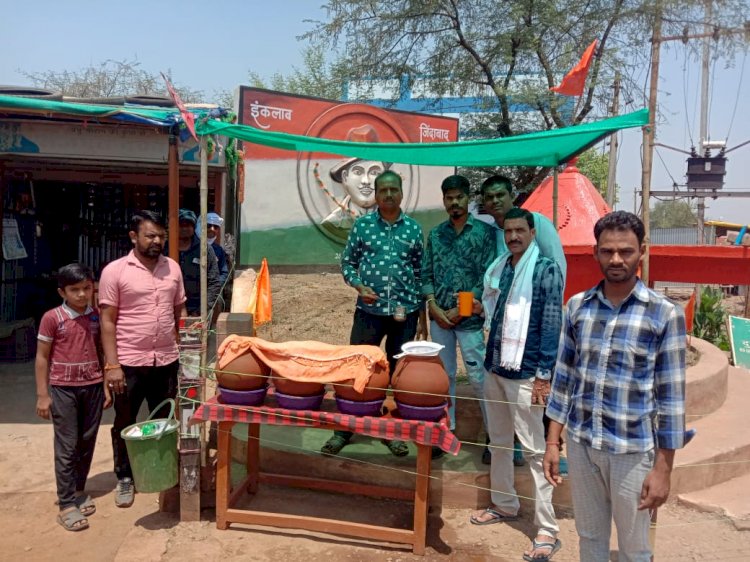 CG:बेमेतरा जिले में इन दिनों भीषण गर्मी पड़ रहा है आम जनता की प्यास बुझाने के लिए ग्राम पंचायत देवरबीजा शहीद वीर भगतसिंह चौक में प्याऊ घर खोला है अब यहां 24 घंटे ठंडा पानी उपलब्ध रहेगा