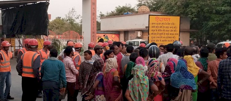 अल्ट्राटेक सीमेंट सयंत्र मे हुई मजदूर की संदेहास्पद मौत..........कम सहायता राशि देने पर भड़के ग्रामीण......परिजनों ने सयंत्र गेट को घेरा.....प्रदर्शन जारी..