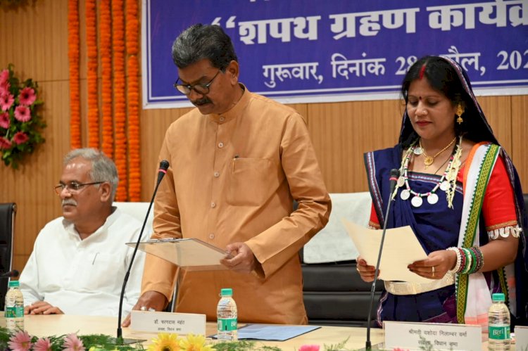 CG PHOTOS- विधानसभा में कांग्रेस का 71वां विधायक: विधानसभा अध्यक्ष ने छत्तीसगढ़ी भाषा में दिलाई शपथ.... छत्तीसगढ़ी वेशभूषा में पहुंची खैरागढ़ की नई विधायक यशोदा वर्मा.... CM भूपेश भी रहे मौजूद.... देखें तस्वीरें.....