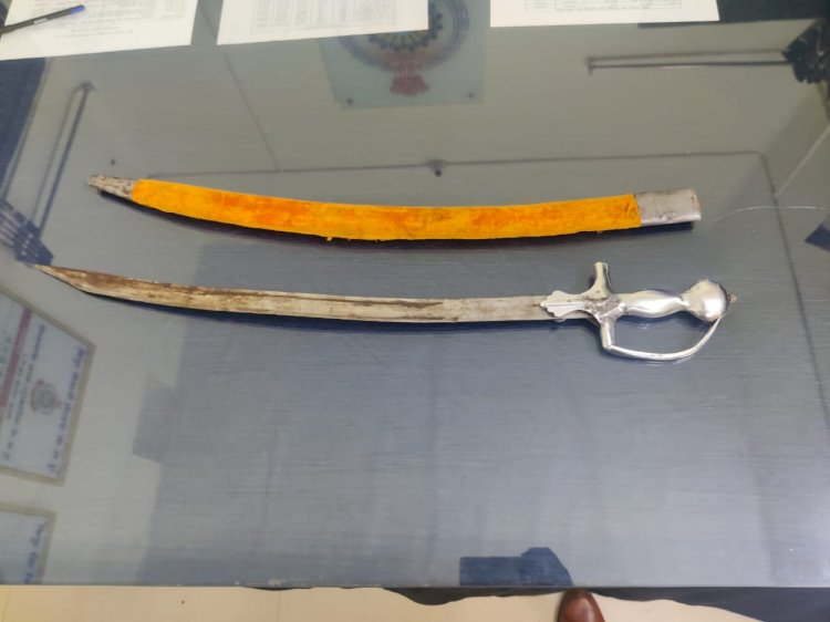 तलवार लहराते एक विधि से संघर्षरत बालक को किया गया निरुद्ध