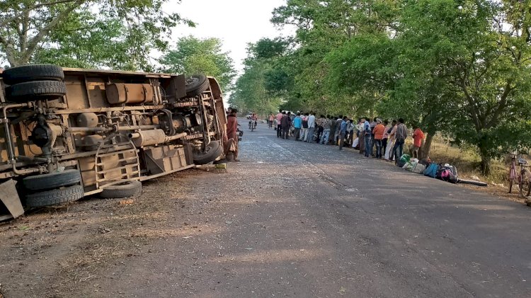 CG सड़क हादसा - आधी रात तेज़ रफ़्तार बस अनियंत्रित होकर पलटी..2 दर्जन से ज्यादा लोग घायल…..ड्राइवर को झपकी आने से हुआ हादसा...