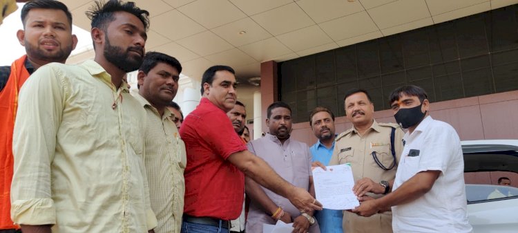 CG:देवरबीजा भाजपा के वरिष्ठ नेता संजीव तिवारी के नेतृत्व में आज बेमेतरा DM एवं SP को सौंपे ज्ञापन.. मामला नवीन पुलिस चौकी में पूर्व में लगे लोकार्पण शिलालेख को हटा दिया गया है