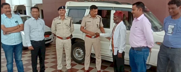 CG खबर का असर:बेमेतरा पुलिस ने संवेदनशीलता एवं मानवता का परिचय देते हुए दुर्घटना क्षतिग्रस्त हुये वाहन को दुरूस्त कराकर वाहन स्वामी को सौपा…बेमेतरा SP ने वाहन मालिक को चाबी सौंपे..इस मामले को nayabharat.live ने उठाया था प्रमुखता से