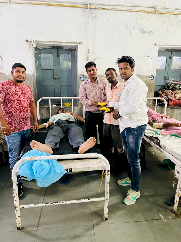 यूथ कांग्रेस ने मुख्यमंत्री अशोक गहलोत के जन्मदिन पर महात्मा गांधी अस्पताल में किया फल वितरण