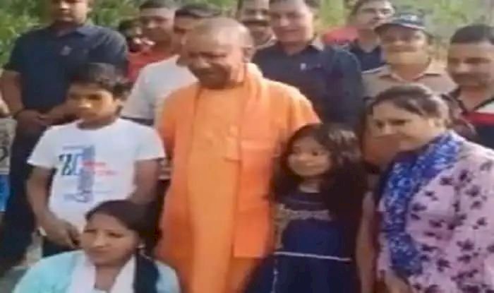 सीएम योगी आदित्यनाथ पांच वर्ष के बाद अपने पैतृक गांव के दौरे पर हैं. वो अपने गांव पहुंचकर अपने बचपन को याद कर खुश दिख रहे हैं.