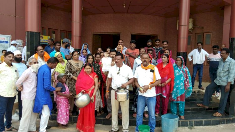 खाली मटका, बर्तन के साथ आयुक्त को ज्ञापन देने पहुंचे वार्ड वासी