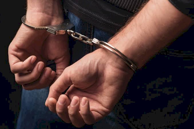 CG- प्राचार्य गिरफ्तार: छात्रा के साथ छेड़खानी.... 5 हजार का था ईनाम.... छेड़छाड़ मामले का फरार प्राचार्य हुआ गिरफ्तार.... प्राचार्य के कारनामे जान रह जाएंगे दंग......