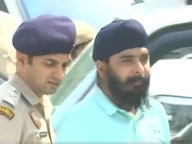 दिल्ली के भाजपा नेता तजिंदर पाल सिंह बग्गा के विवादित ट्विटर को लेकर हाई प्रोफाइल ड्रामा जारी है, आम आदमी पार्टि दिल्ली के द्वारा.