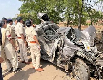 CG दर्दनाक सड़क हादसा: ट्रक और बस में जबरदस्त भिड़ंत… ओवरटेक करने के चक्कर में कार भी आई चपेट में...कार के उड़े परखच्चे…कारोबारी की मौत, एक बच्चे सहित छह गंभीर...देखे दर्दनाक हादसे का PHOTO….