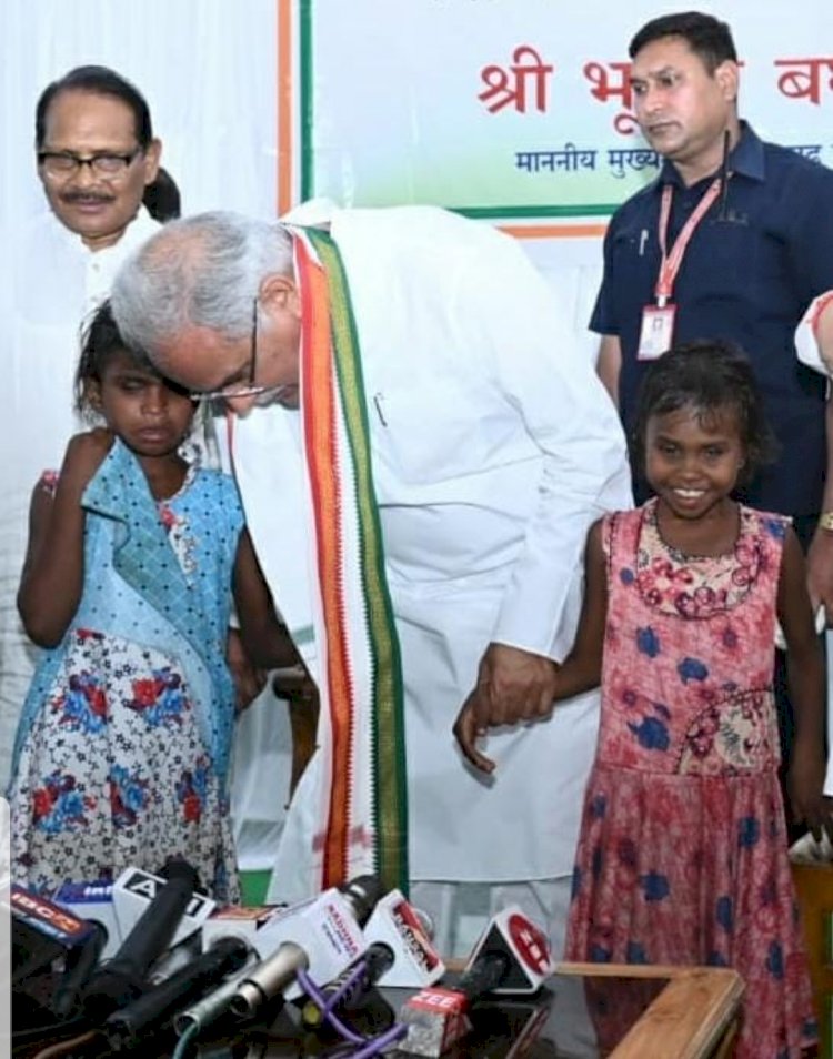 सरकार ने उठाया नेत्रहीन बहनें चंदा और रिया के इलाज का बीड़ा