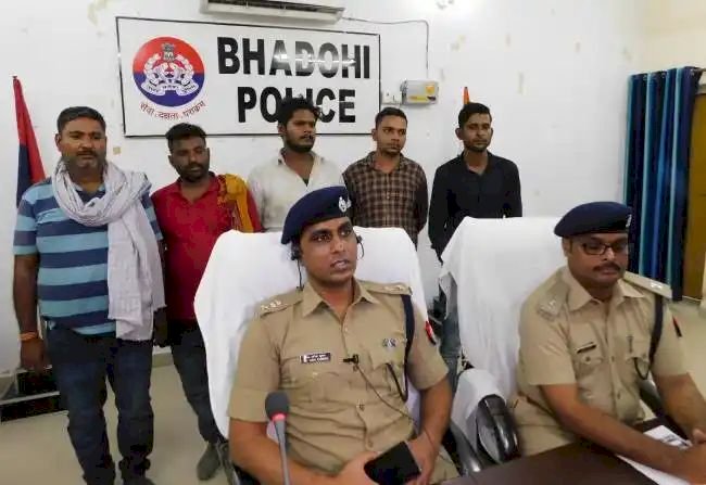 भदौहि उ.प्र: औराई पुलिस सरगना सहित पाँच लोगो को गिरफ्तार किया बाकी दो लोग फरार, लूट का 25 टन कोयला बरामद.