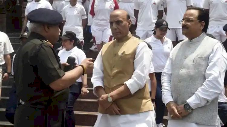रक्षा मंत्री राजनाथ सिंह Defence Minister ने कहा कि भारत की सीमाओं की रक्षा करने वालों को ज्यादा से ज्यादा सुविधाएं मुहैया कराना सरकार की सर्वोच्च प्राथमिकता है.