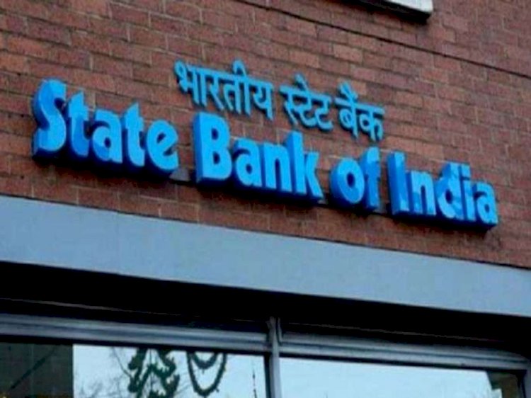 SBI FD Rates: स्टेट बैंक ऑफ इंडिया के ग्राहकों के लिए गुड न्यूज है। बैंक ने फिक्स्ड डिपॉजिट पर ब्याज दरों में बढ़ोतरी की है।
