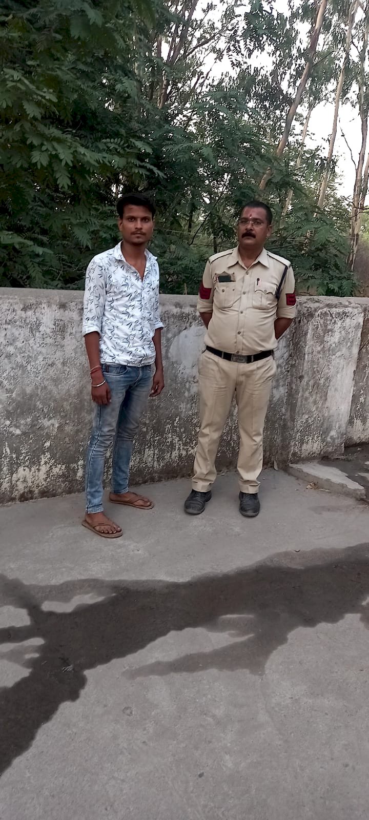 छेड़छाड़ करने वाला आरोपी चंद घंटे के भीतर गिरफ्तार................... विगत कुछ दिनो से लगातर पीड़िता को छेड़छाड़ कर, कर रहा था पेरशान.......................... खबर पढ़ें