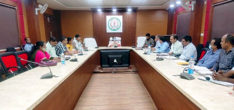 गोधन न्याय योजना की समीक्षा बैठक आयोजित ...कलेक्टर ने अधिकारियों को गौठान भ्रमण नियमित करने दी निर्देश...
