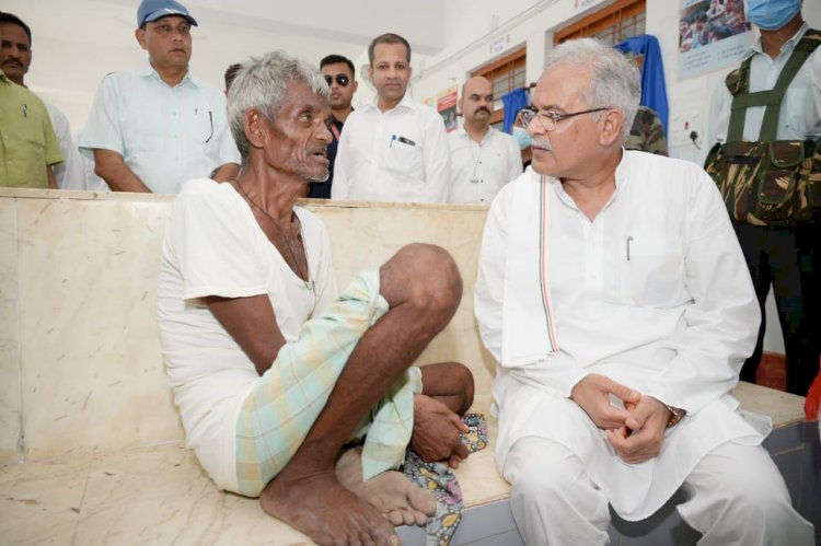 CG VIDEO: मुख्यमंत्री भूपेश के दुभाषिया बने मंत्री लखमा.... बुजुर्ग मरीज के बाजू में बैठकर CM ने जाना हाल.... मुख्यमंत्री ने स्वास्थ्य केंद्र में मरीजों से की कवासी लखमा के जरिए बात.... देखें वीडियो.....