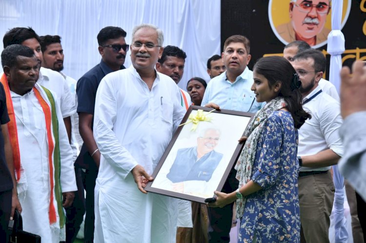जन संवाद में रितिशा ने मुख्यमंत्री भूपेश बघेल को भेंट की स्वरचित फोटो..मुख्यमंत्री ने खूब की प्रशंसा और रितिशा को दिया आशीर्वाद