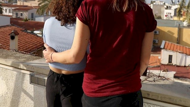 अजब -ग़ज़ब मामला : एक-दूजे से प्यार कर बैठीं दो बहने….दो बहनों को एक दूसरे से हुआ प्यार….घर से भागकर मंदिर में रचा ली शादी….मचा बवाल…जानिए फिर क्या हुआ…