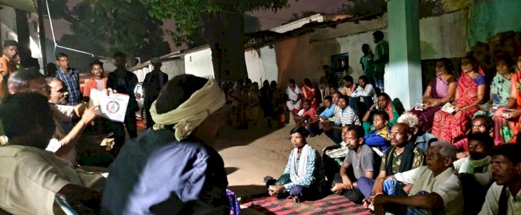चलित थाना कुसमुंडा गांव-गांव में जाकर लोगो वर्तमान में हो रहे अपराधों के संबंध में विस्तृत जानकारी दी