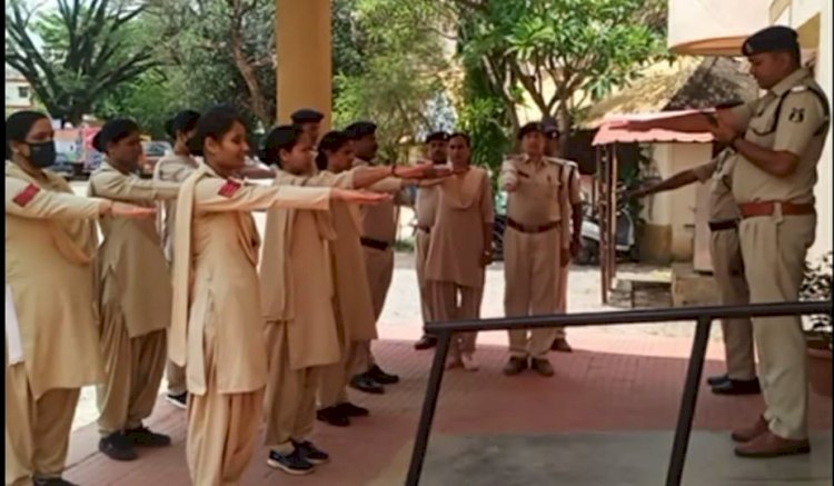 21 मई आतंकवादी विरोधी दिवस के अवसर पर थाना कोतवाली जगदलपुर परिसर में सभी अधिकारी कर्मचारियों को समाज की रक्षा व आतंकवाद से निपटने के लिए शपथ दिलाई गई