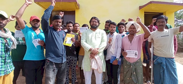 मुक्तिमोर्चा व जनता कांग्रेस जे के नेता नवनीत चांद के नेतृव में तोकापाल मंडल के सिंघनपुर ग्राम पंचायत में सदस्यता अभियान बैठक हुआ संपन्न व बस्तर के विकास व अधिकार के संघर्ष हेतु सैकड़ों युवाओं ने मुक्ति मोर्चा व जनता कांग्रेस जे का थामा दामन - भरत कश्यप