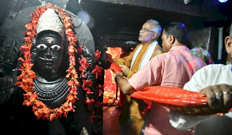 CG- आस्था का अर्पण VIDEO: CM भूपेश ने मां दंतेश्वरी को चढ़ाई 11 हजार मीटर लंबी चुनरी.... बना वर्ल्ड रिकॉर्ड.... मंदसौर का रिकॉर्ड टूटा.... उत्सव सा माहौल.... देखें वीडियो......