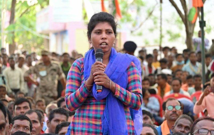 CG VIDEO- महिला ने CM को सुनायी अपनी दर्द भरी दास्तां: 'नक्सलियों ने अगवा किया, 10 दिनों तक बेरहमी से मारपीट की, पर कहीं कोई सुनवायी नहीं हुई, पूरे शरीर मे घाव हो गए, बहुत दर्द झेला'.... फिर जो हुआ.... देखें वीडियो.....