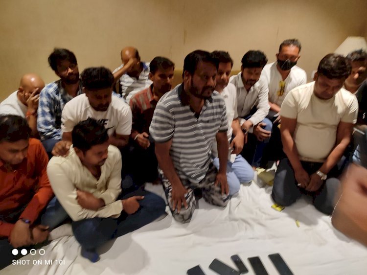 CG- 13 गिरफ्तार: धड्डले से 52 परियों से इश्क लड़ा रहे थे दीवाने….क्लब में सजी थी महफिल.... रईसजादे व्यापारी खेल रहे थे जुआ.... पुलिस का छापा.... पकड़े गये 13 जुआरी...लाखों कैश हुए जब…