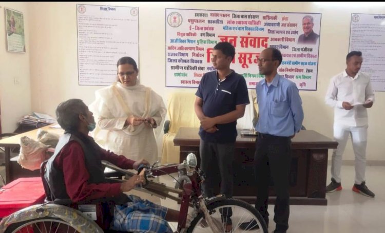 दिव्यांग अरविंद को कलेक्टर ने प्रदाय किया मोटराइज्ड ट्राई साइकिल... आने जाने में होने वाली परेशानिया होंगी कम...