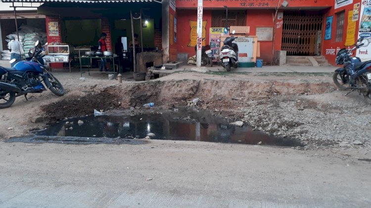 लखनपुर शहर में एनएच 130 पर नाली नहीं बनने से निकासी में हो रही परेशानी की कीचड़ों के बीच गुजर रहे राहगीर।