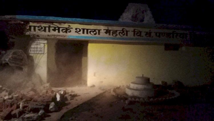 नया भारत के खबर का असर 50 वर्ष पुराना जर्जर प्राथमिक शाला भवन तोड़ा गया।
एसडीएम पंडरिया के आदेश पर सरपंच के द्वारा तुड़वाया गया जर्जर भवन