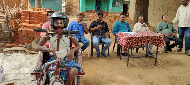 संसदीय सचिव रेखचंद जैन ने 80% दिव्यांग मोनू को प्रदान की बैटरी चालित ट्राय साइकिल