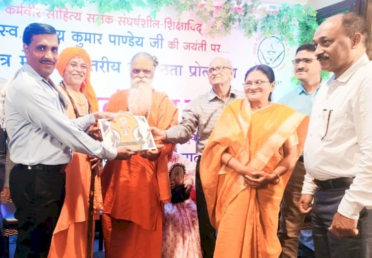 CG:बेरला ब्लाक के लावातरा हाईस्कूल के शिक्षक व देवरबीजा निवासी भुवन लाल साहू अक्षय शिक्षा अलंकरण से हुए सम्मानित