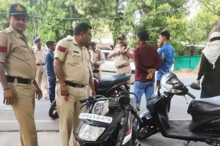 अगर कोई मोटर साइकिल, कार या कोई अन्य वाहन प्रेशर हॉर्न का इस्तेमाल करता है तो मोटर व्हीकल एक्ट के तहत उस पर 12 हजार रुपये तक का जुर्माना लगाया जा सकता है.