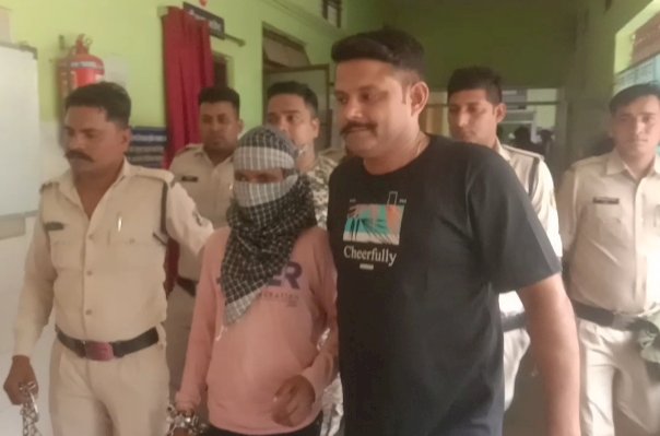 CG:अस्पताल प्रबंधन की भूमिका को जांचने वीडियो फुटेज खंगाल रही बेमेतरा पुलिस, गिरफ्तार नक्सली को भेजा गया जेल..अंतागढ़ के मेडिकल आफिसर और बेमेतरा एके हॉस्पिटल डायरेक्टर के पुराने सम्बंध है..रायपुर मार्ग स्थित एके हॉस्पिटल के डायरेक्टर को अभिरक्षा में लेकर पुलिस कर रही पूछताछ...पुलिस सूत्रों के अनुसार जाँच में चौकाने वाले खुलासे होने के साथ कई सफेदपोश होंगे बेनकाब..क्या है मामला पढिए पूरी खबर