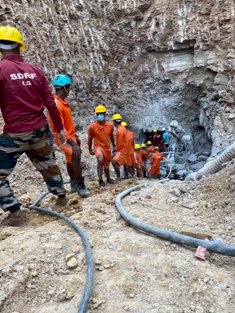 CG- ऑपरेशन राहुल में बड़ी चुनौतियाँ: मासूम राहुल को बचाने NDRF टीम के साथ SECL की रेस्क्यू टीम.... 10-12 सदस्यीय टीम चौबीस घंटे ग्राउंड ज़ीरो पर.... देखें तस्वीरें....