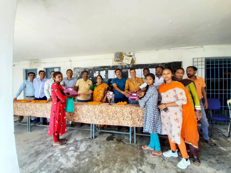 शासकीय उच्चतर माध्यमिक विद्यालय खोडरी में कक्षा नवमीं के नव प्रवेशित विद्यार्थियों का तिलक लगा मुं मीठा कर मनाया गया प्रवेशोत्सव पढ़े पूरी खबर