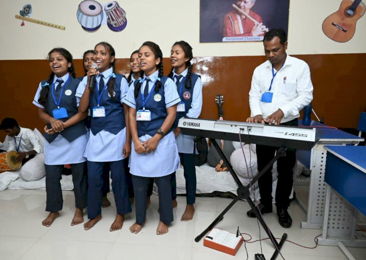 CG VIDEO: मुख्यमंत्री हुए बच्चों के जशपुरिया सुरों से मंत्रमुग्ध.... कहा, इसकी रिकॉर्डिंग मुझे भेजना.... देखें वीडियो.....