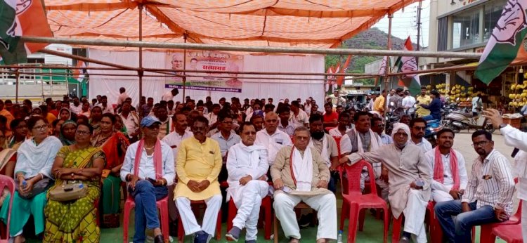 केंद्र सरकार की अग्निपथ योजना का कांग्रेस ने सत्याग्रह आन्दोलन के माध्यम से किया विरोध, पुराने बस स्टैंड में दिया धरना...