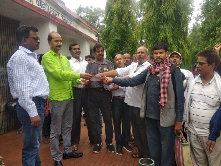 Lakhanpur News : तहसील स्तरीय अधिकारी
कर्मचारी फेड रेशन के आहान पर अपनी राजस्थान कर्म चारियों के केंद्र शासन के सामान्य तिथि से महंगाई भत्ता एवं गृह भाड़ा में सुकृति के संबंध के माँगों के समर्थन में मुख्यमंत्री के नाम तहसीलदार लखनपुर को ज्ञापन सौंपा गया