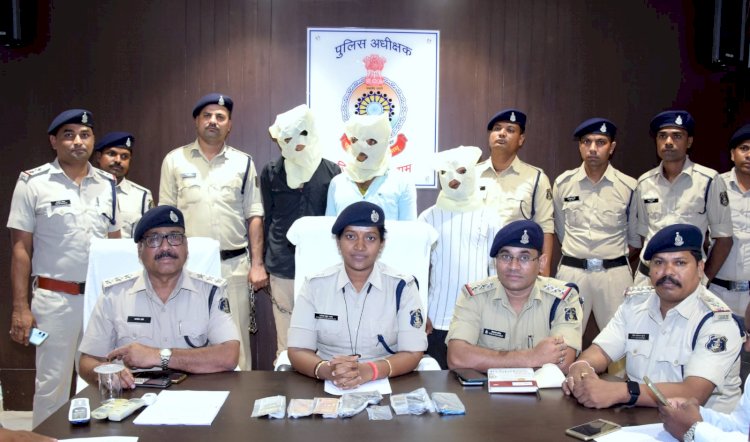 नागमोरी घाटी में कट्टा दिखाकर ट्रक चालक से लूटपाट करने वाले तीन आरोपियों को थाना चिल्फी/ थाना बोड़ला/ साइबर सेल की संयुक्त टीम ने धर दबोचा।
आरोपियों के कब्जे से एक नग देसी कट्टा, घटना में प्रयुक्त अर्टिगा कार, नकदी रकम 2000/ रुपये को पुलिस ने किया जप्त।