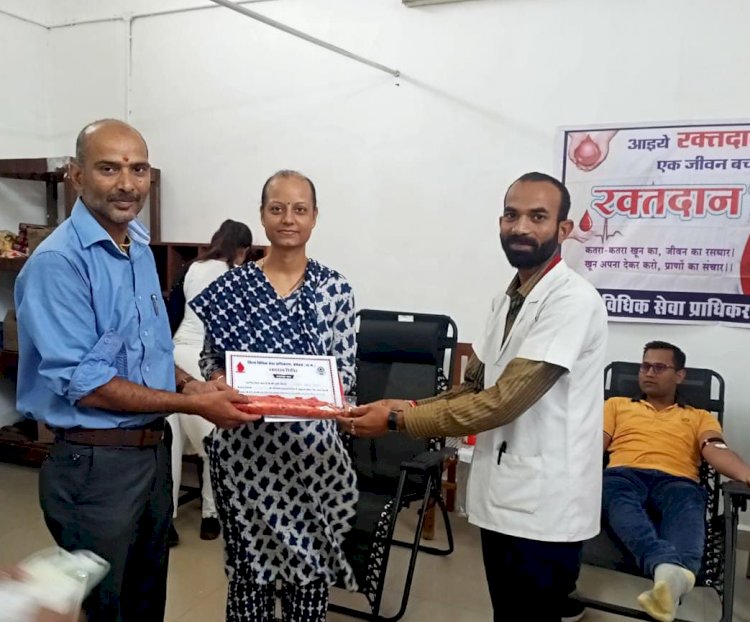 CG:राष्ट्रीय चिकित्सक दिवस के अवसर पर जिला न्यायालय परिसर में न्यायिक कर्मचारियों एवं अधिवक्तागण द्वारा किया गया रक्तदान