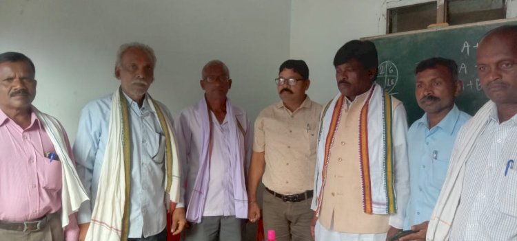 छत्तीसगढ़ माटी कला बोर्ड के अध्यक्ष बालम चक्रधारी द्वारा धमतरी जिले के गट्टासिली मे इलेक्ट्रानिक चाक का वितरण ...