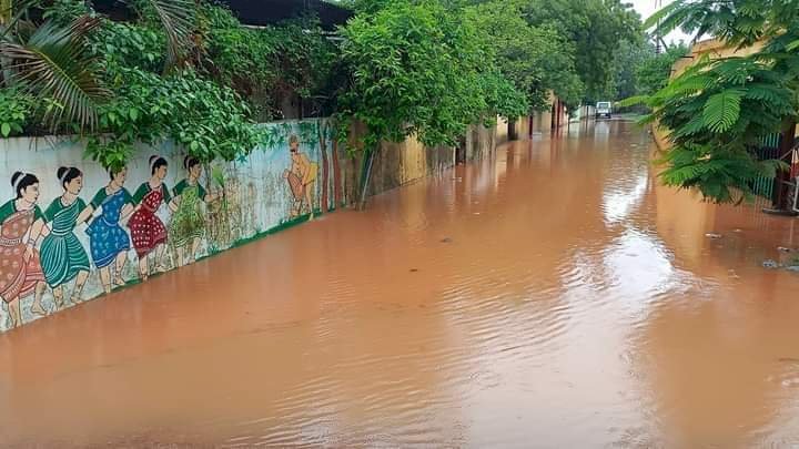 CG:बेमेतरा में लंबे अंतराल के बाद नगर सहित अंचल में हुई झमाझम बारिश..बेमेतरा में.नाली साफ सफाई नही होने वार्डो सहित कालोनी में भरा पानी हो रहा है आने जाने में परेशानी