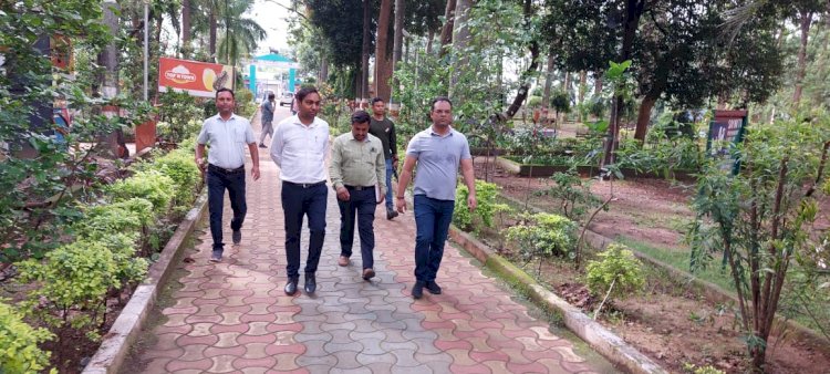 Sarguja News : सुबह- सुबह सड़क पर उतरे कलेक्टर मॉर्निंग वाकर्स से की बात बैडमिंटन खिलाड़ियों के साथ उठाया बैडमिंटन खेल का लुफ्त स्टेडियम संजय पार्क और वाटर पार्क का किया निरक्षण दिए जरूरी दिशा निर्देश