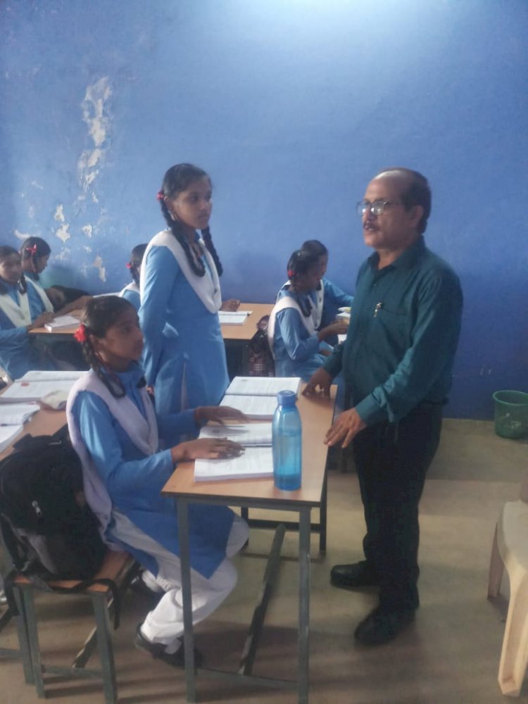 CG:बेमेतरा DEO अरविंद मिश्रा के निरीक्षण में कई शिक्षक नदारत.. शो-काज नोटिस जारी...बेरला ब्लाक क्षेत्र में किये दौरा