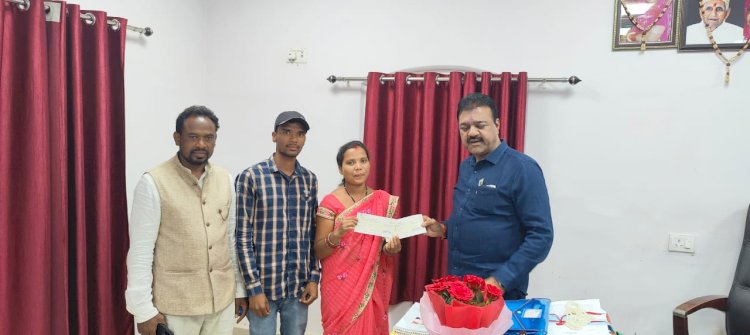 संसदीय सचिव रेखचंद जैन ने मंडई एवं खेल मेला के लिए माड़पाल पंचायत को सौंपा एक-एक लाख रुपए का चेक