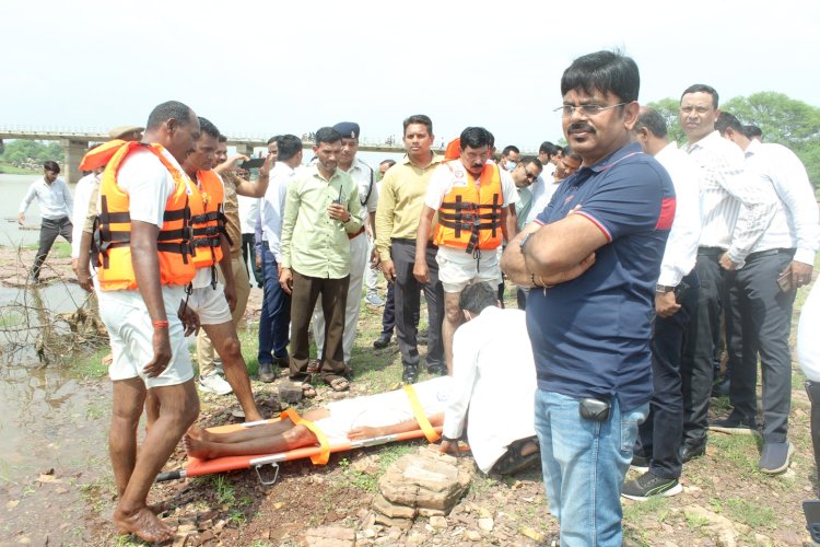 CG:शिवनाथ नदी अमोरा घाट में बाढ़ आपदा से बचाव के लिए किया गया मॉकड्रिल...कलेक्टर जितेन्द्र कुमार शुक्ला की उपस्थिति में अमोराघाट पहुंचकर शिवनाथ नदी मे माकड्रिल किया गया