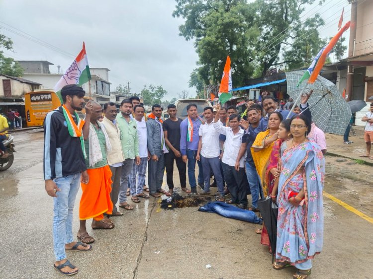 मंत्री कवासी लखमा पर अभद्र टिप्पणी करने वाले भाजपा विधायक अजय चंद्राकर का कांग्रेसियों ने किया पुतला दहन..