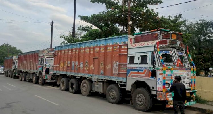 एनजीटी का उल्लघंन करने वाले रेत से लदे 3 ट्रकों को पुलिस ने पकड़ कार्यवाही के लिए खनिज विभाग को किया सुपुर्द....एनजीटी का उल्लघंन करने वाले नहीं बख्शे जाएंगे...